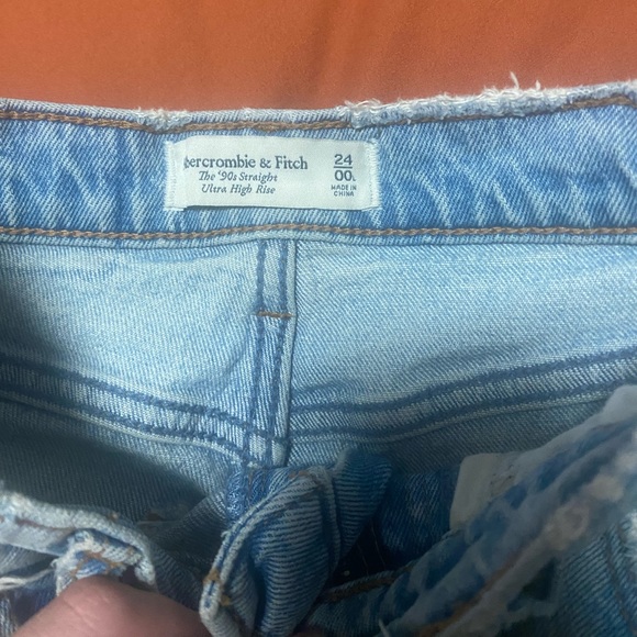 Abercrombie jeans size 24-25 tall with slit in ankle - Picture 4 of 4